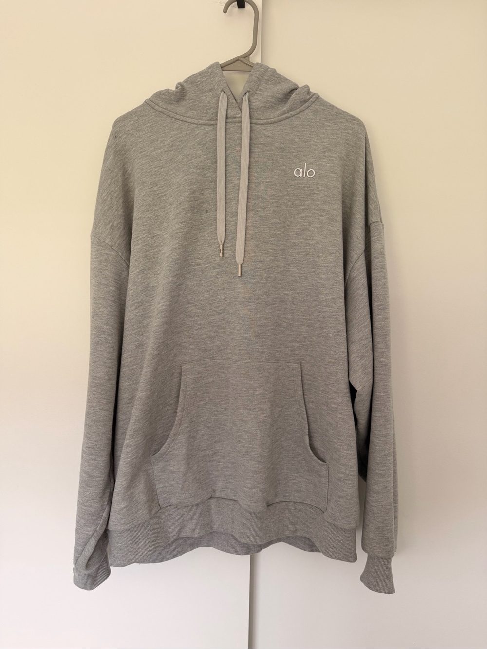 ALO Yoga Men's Light Gray Pullover Hoodie with Logo